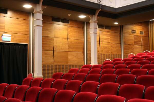 auditorium-chairs-comfortable-concert-269140-1-600x400-1